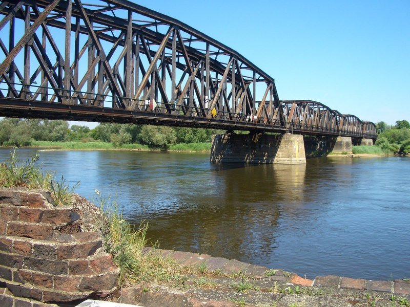 Aktuelle Fotos der Stadt Küstrin / Kostrzyn Oderinsel / Artilleriekaserne - Blick zur Eisenbahnbrücke über die Oder *3