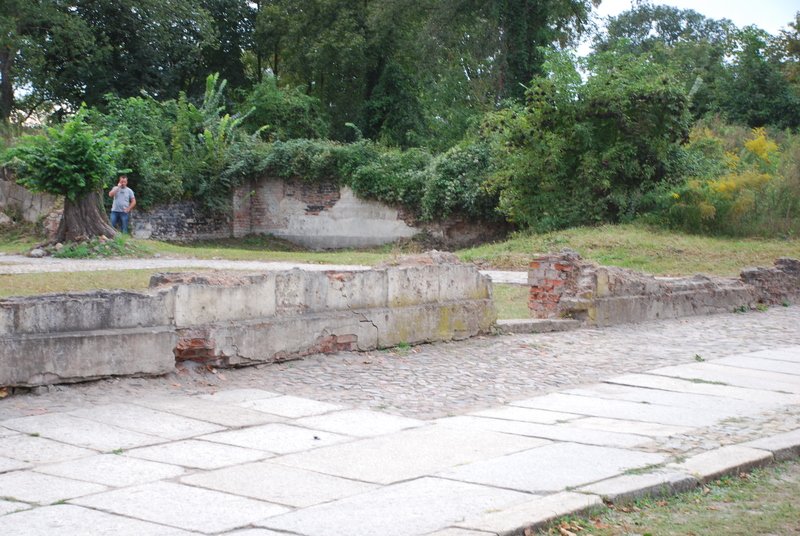 Aktuelle Fotos der Stadt Küstrin / Kostrzyn Ehemalige Altstadt & Festung - Gehweg und Hausruine in der Kietzer Straße **