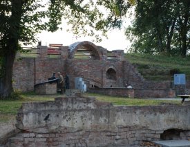 Kietzer Straße, Eingang zu den Kasematten der Bastion Philipp ** - Ruine an der Kietzer Straße. Im Hintergrund die Bastion Philipp.