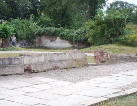 Gehweg und Hausruine in der Kietzer Straße ** - Der Fußweg an der Kietzer Straße