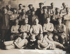 Mitarbeiter der Garnison-Bäckerei *2 - Mitarbeiter / Kameraden, die im Jahre 1914 in der Garnison-Bäckerei arbeiteten / dienten. Markiert ist hier ein Herr Kleinadel.