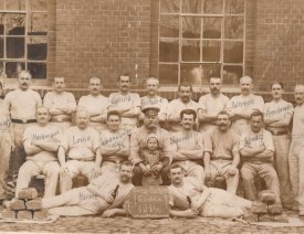 Garnison-Bäckerei - Gruppenfoto *2 - Aufnahme von 1914, in der Bildmitte: Oberbäcker I.Klasse und Backmeister Carl Adolf Liedloff mit seinem Sohn Günter Liedloff (geb. 1910). Die Namen der weiteren Herren lauten: Gallinz, Fritsche, Poltrock, Eggebrecht, Wernicke, Heckmann, Loske, Lewandowsky, Hausdorff und Harms.